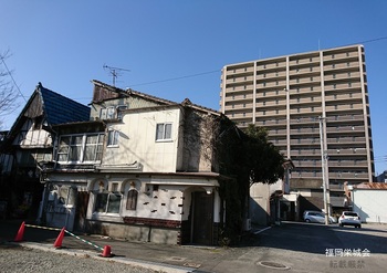 松原マーケット　昭和の家屋と平成のマンション.jpg