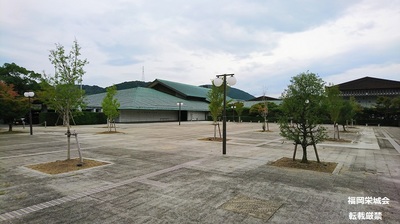 県立九州陶磁文化館　前庭.jpg